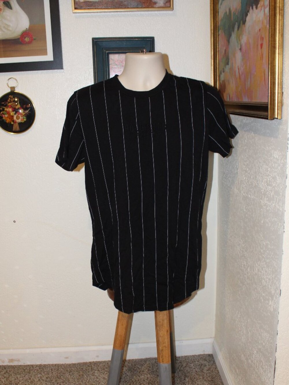 Hollister Men’s Black Pinstripe Curved Hem T-Shirt Size Medium